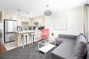 Stylish Retreat in the Trendy Queen West & Parking